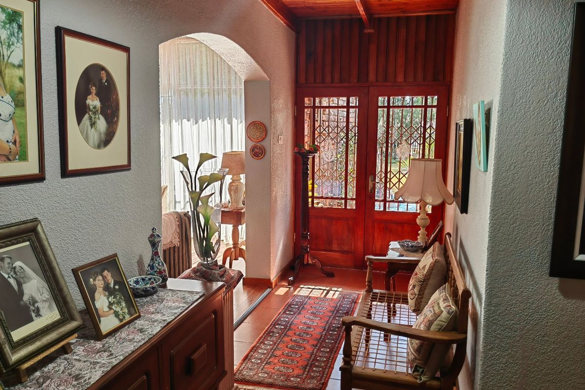 Big Beautiful Family Home with Stunning Garden - Photo 4