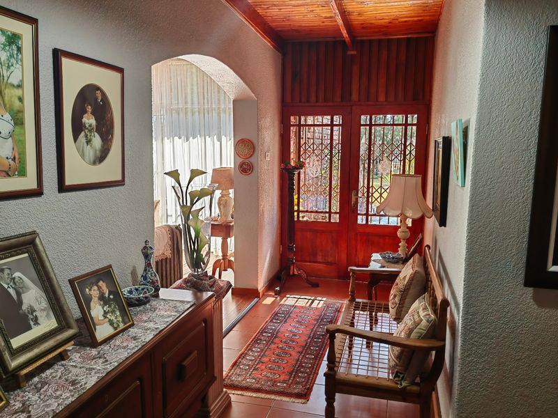 Big Beautiful Family Home with Stunning Garden - Photo 4