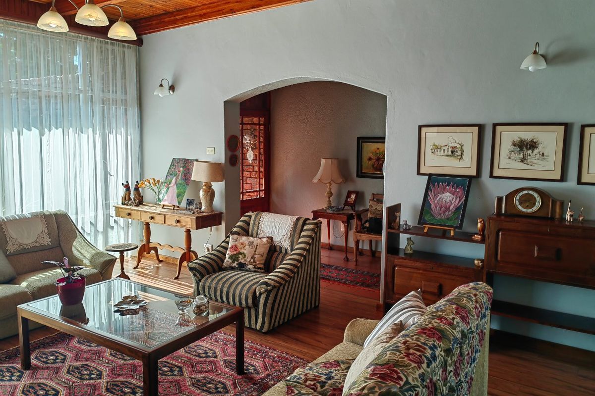 Big Beautiful Family Home with Stunning Garden - Photo 2