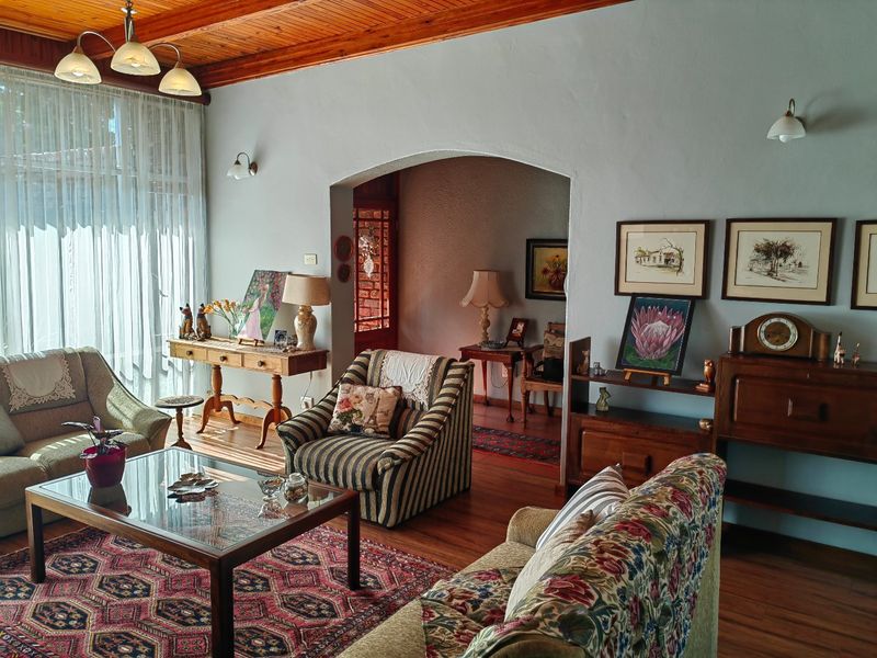 Big Beautiful Family Home with Stunning Garden - Photo 2