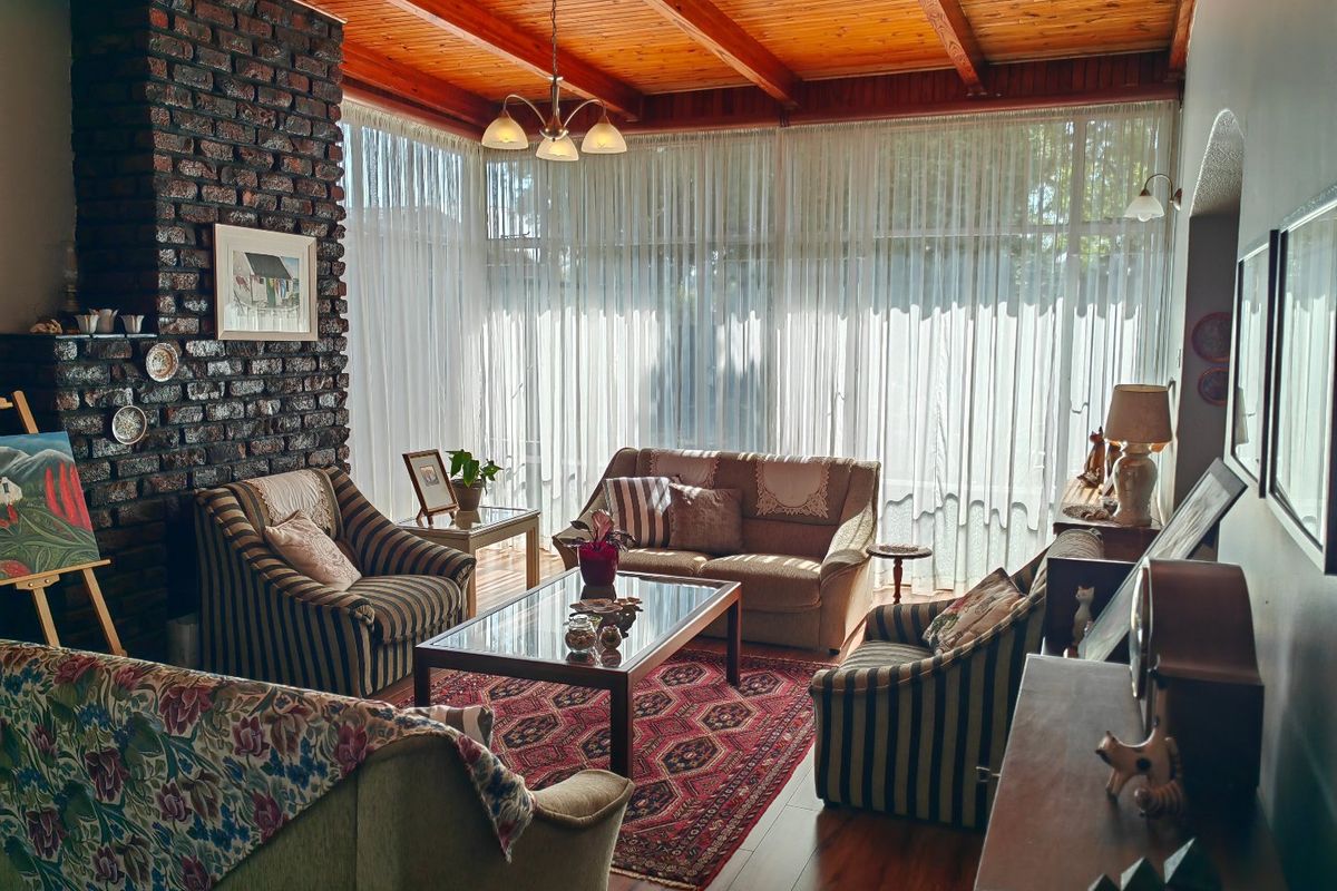 Big Beautiful Family Home with Stunning Garden - Photo 3