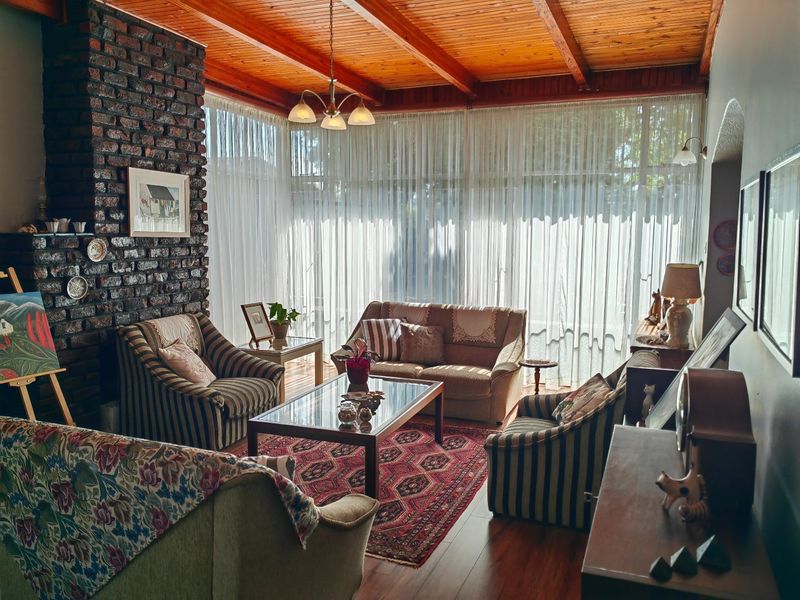 Big Beautiful Family Home with Stunning Garden - Photo 3