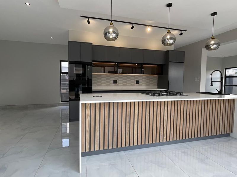 Contemporary 4 Bedroom Family Home | Pyjama Lounge | Pool | Move-In Ready - Photo 2