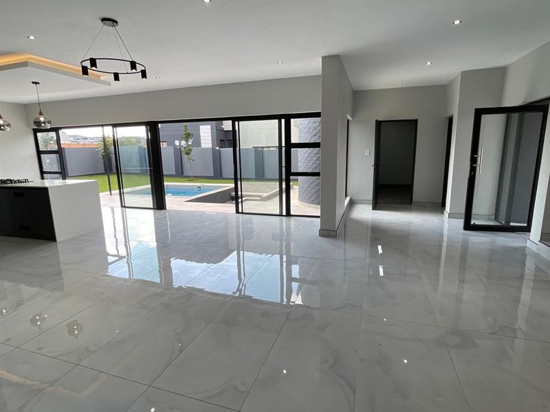 Contemporary 4 Bedroom Family Home | Pyjama Lounge | Pool | Move-In Ready - Photo 10