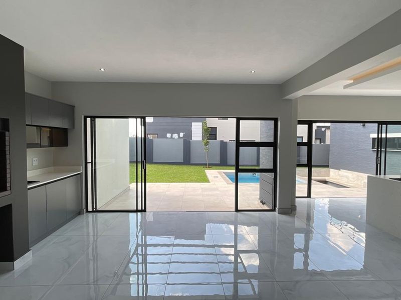 Contemporary 4 Bedroom Family Home | Pyjama Lounge | Pool | Move-In Ready - Photo 9