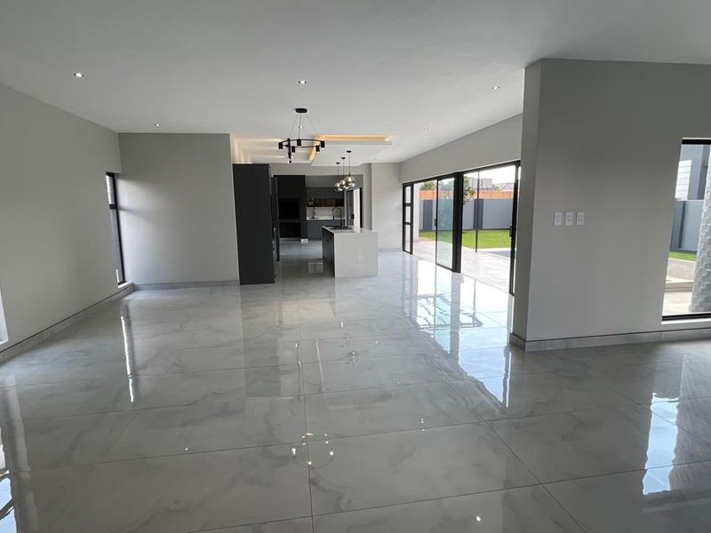 Contemporary 4 Bedroom Family Home | Pyjama Lounge | Pool | Move-In Ready - Photo 8