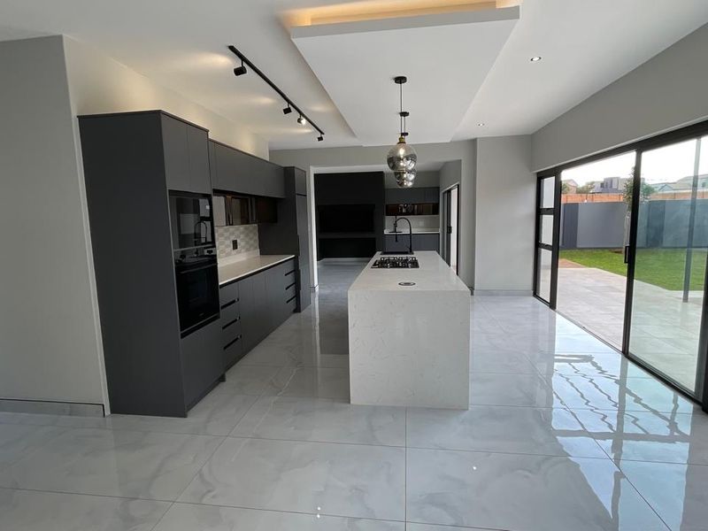 Contemporary 4 Bedroom Family Home | Pyjama Lounge | Pool | Move-In Ready - Photo 7