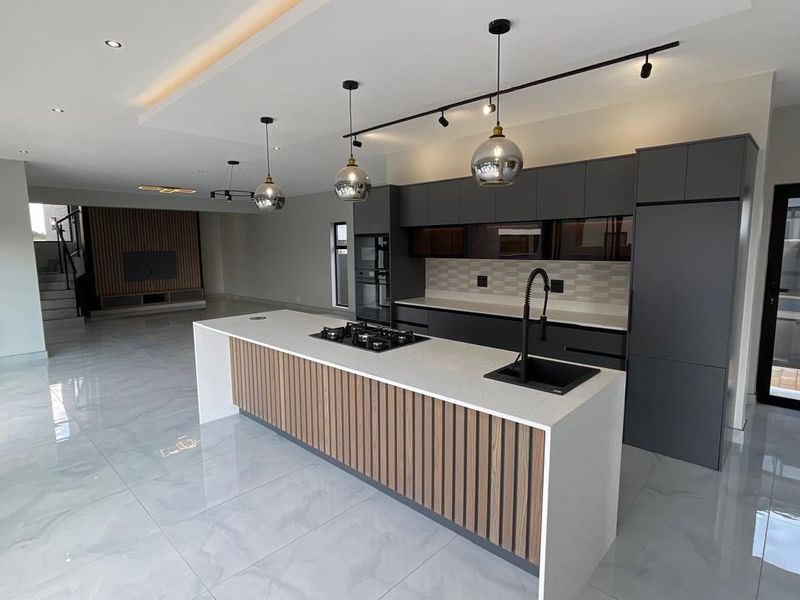 Contemporary 4 Bedroom Family Home | Pyjama Lounge | Pool | Move-In Ready - Photo 6