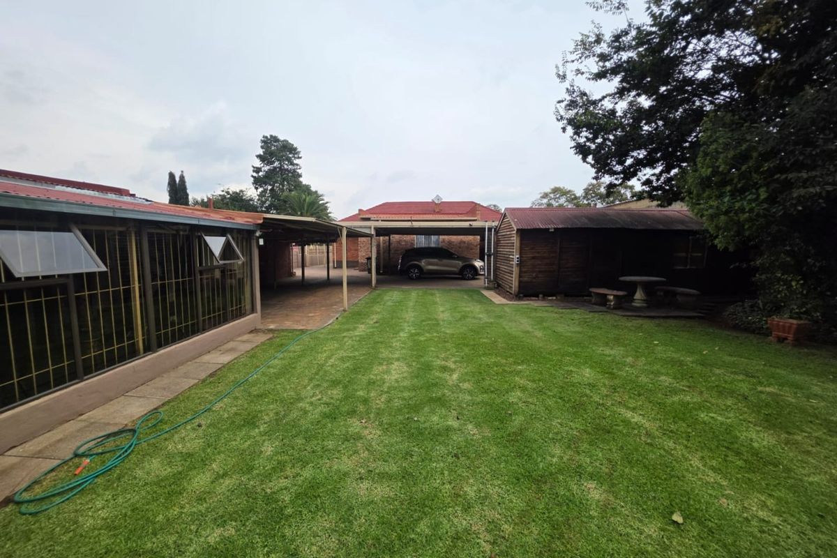 Unique Property For Sale In Selection Park - Photo 2