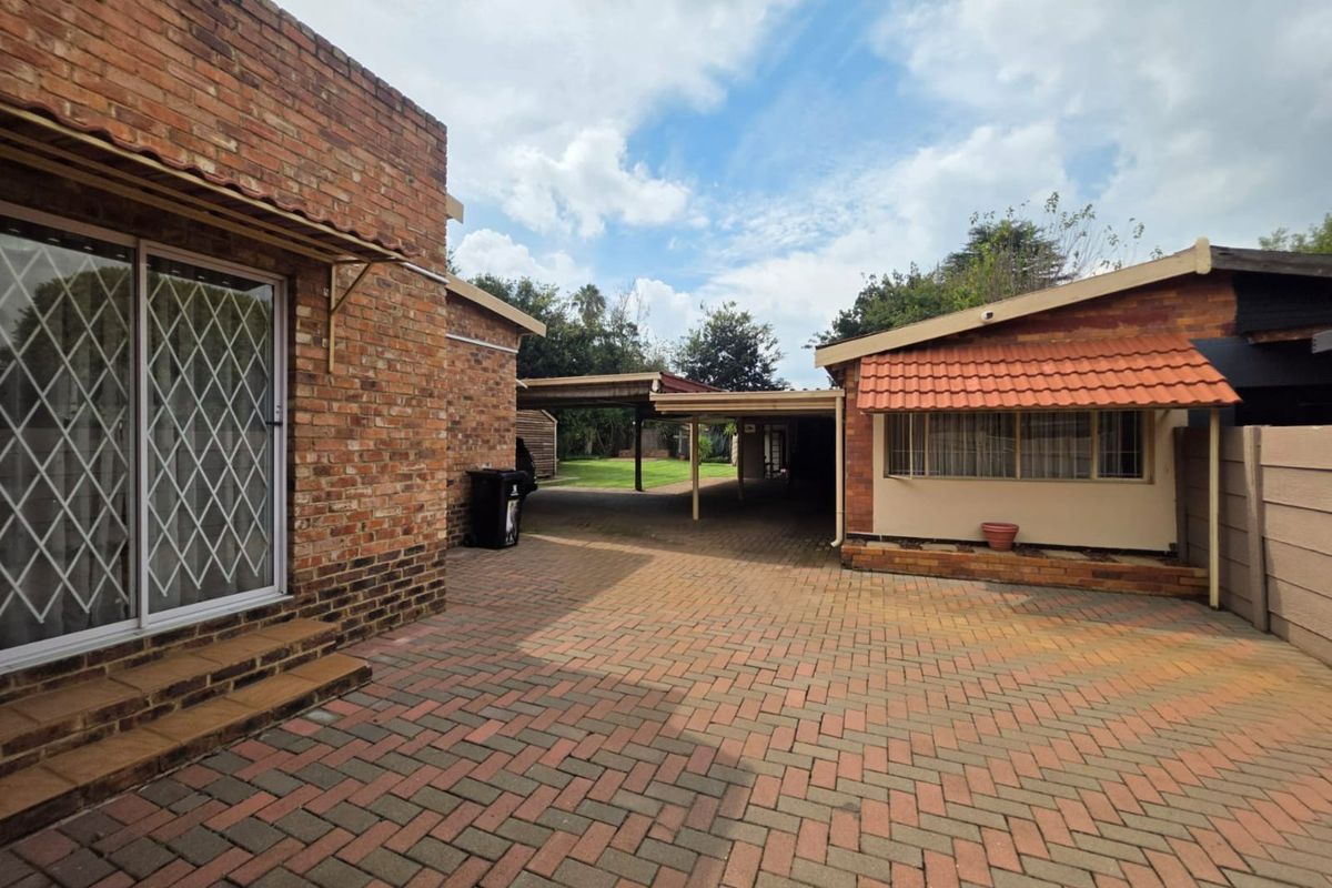 Unique Property For Sale In Selection Park - Photo 3