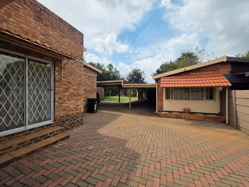 Unique Property For Sale In Selection Park - Photo 3