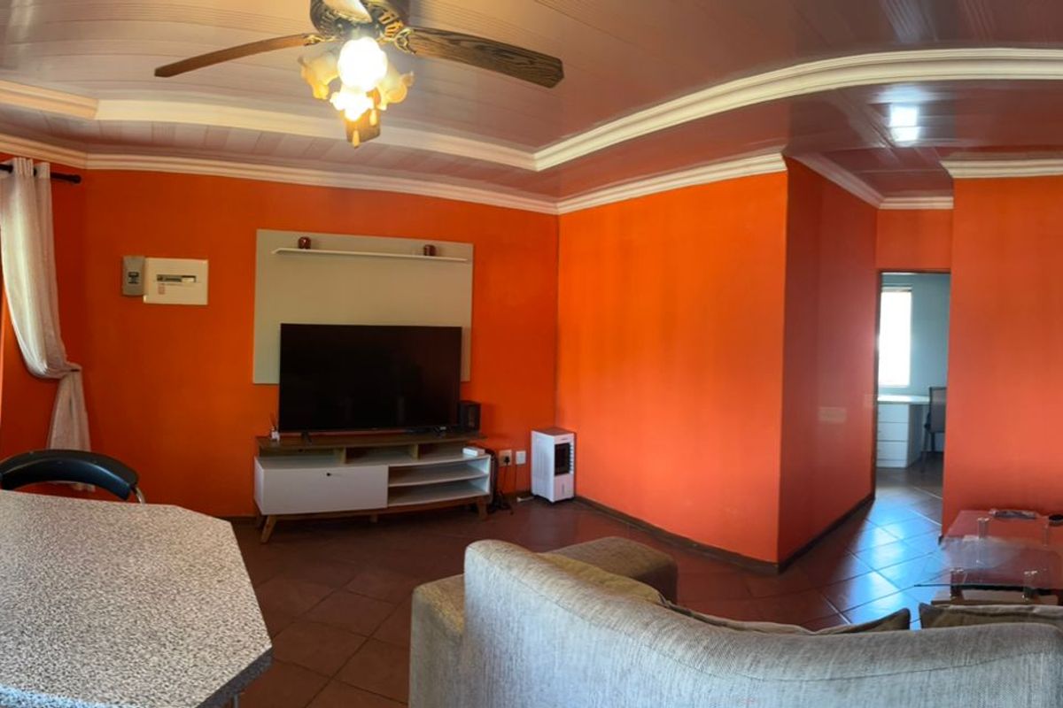 Brits central flat, quite with secure parking - Photo 2