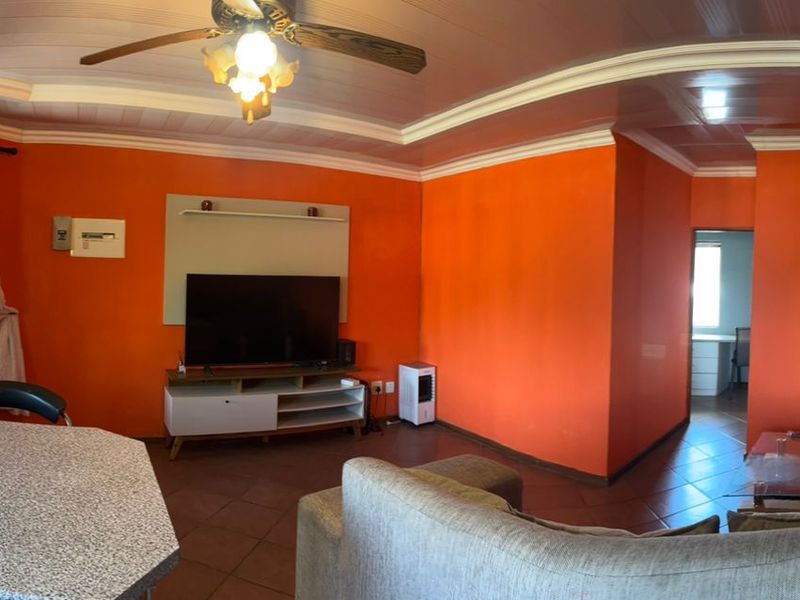 Brits central flat, quite with secure parking - Photo 2