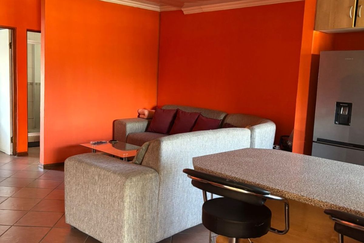 Brits central flat, quite with secure parking - Photo 5