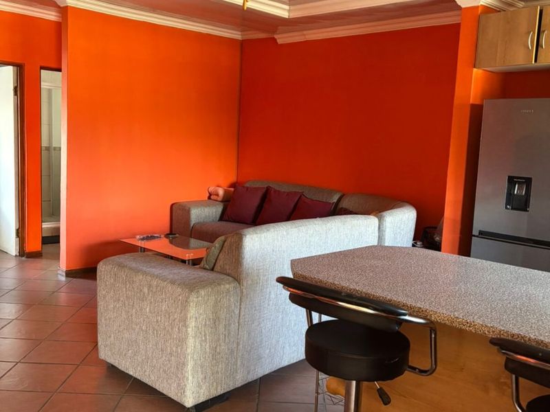 Brits central flat, quite with secure parking - Photo 5