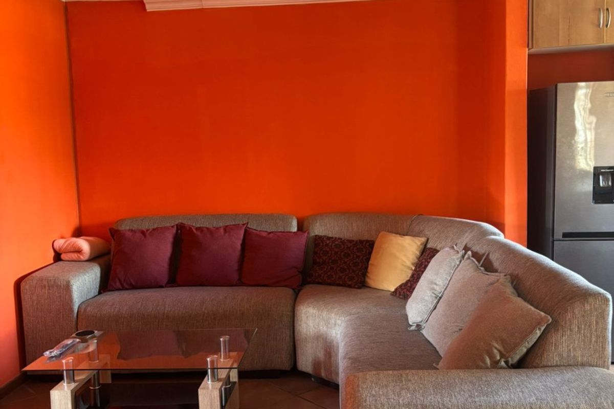 Brits central flat, quite with secure parking - Photo 4