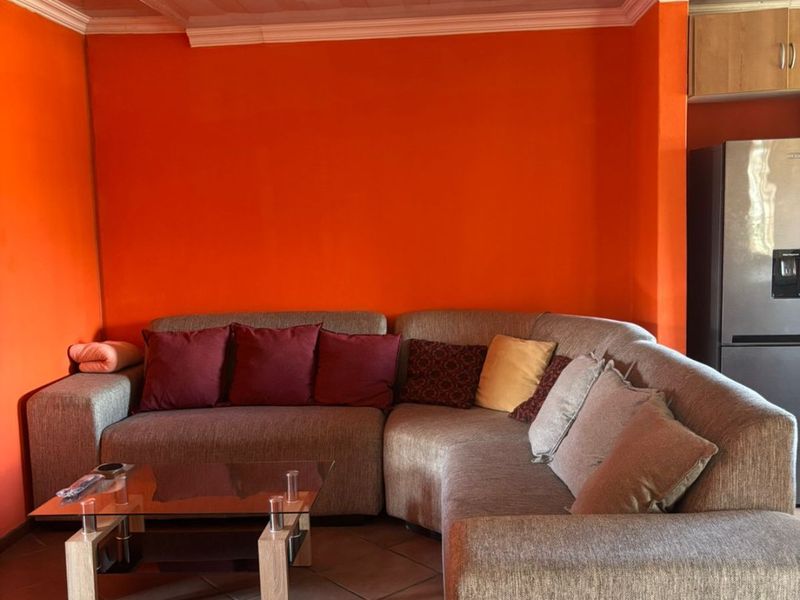 Brits central flat, quite with secure parking - Photo 4