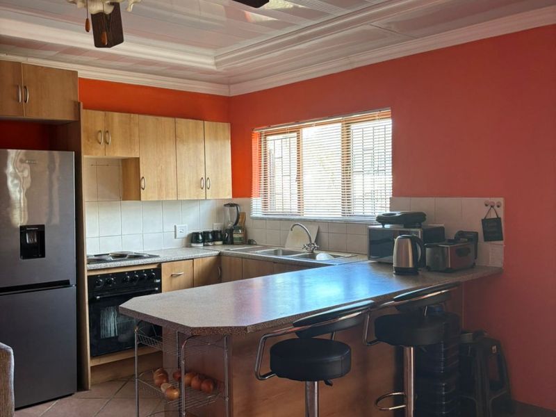 Brits central flat, quite with secure parking - Photo 10