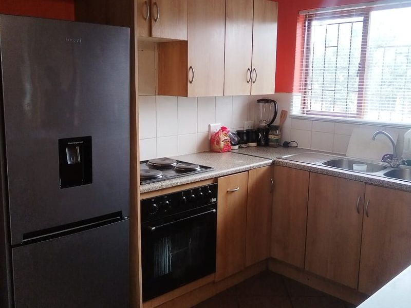 Brits central flat, quite with secure parking - Photo 9