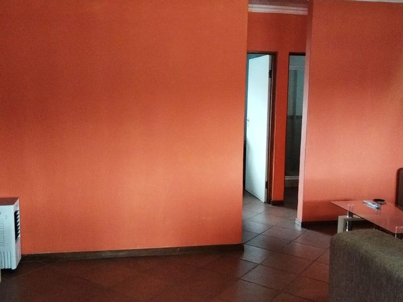 Brits central flat, quite with secure parking - Photo 8