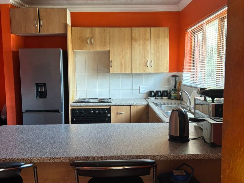 Brits central flat, quite with secure parking - Photo 7