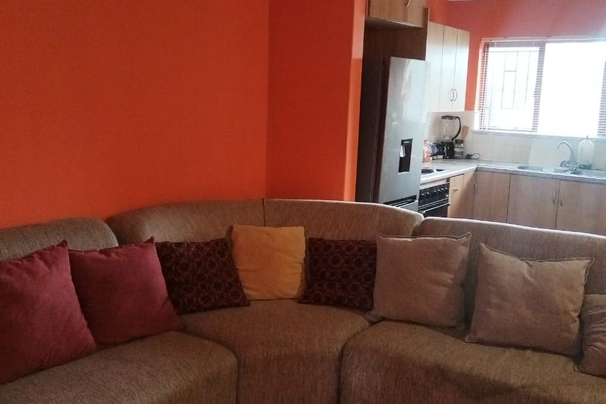 Brits central flat, quite with secure parking - Photo 3