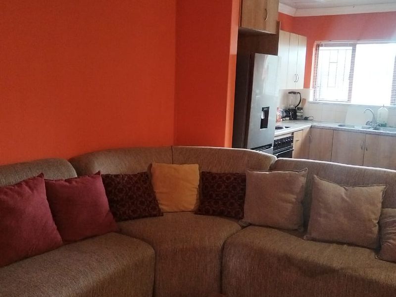 Brits central flat, quite with secure parking - Photo 3