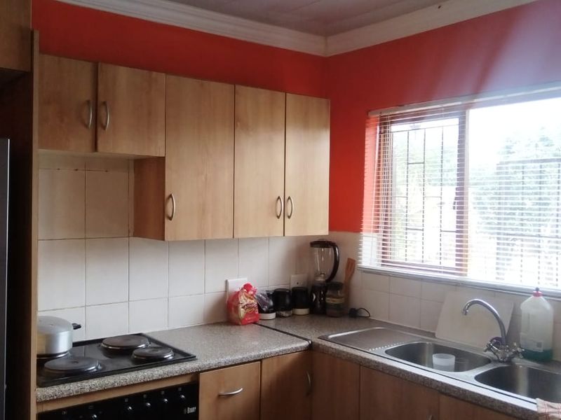 Brits central flat, quite with secure parking - Photo 6