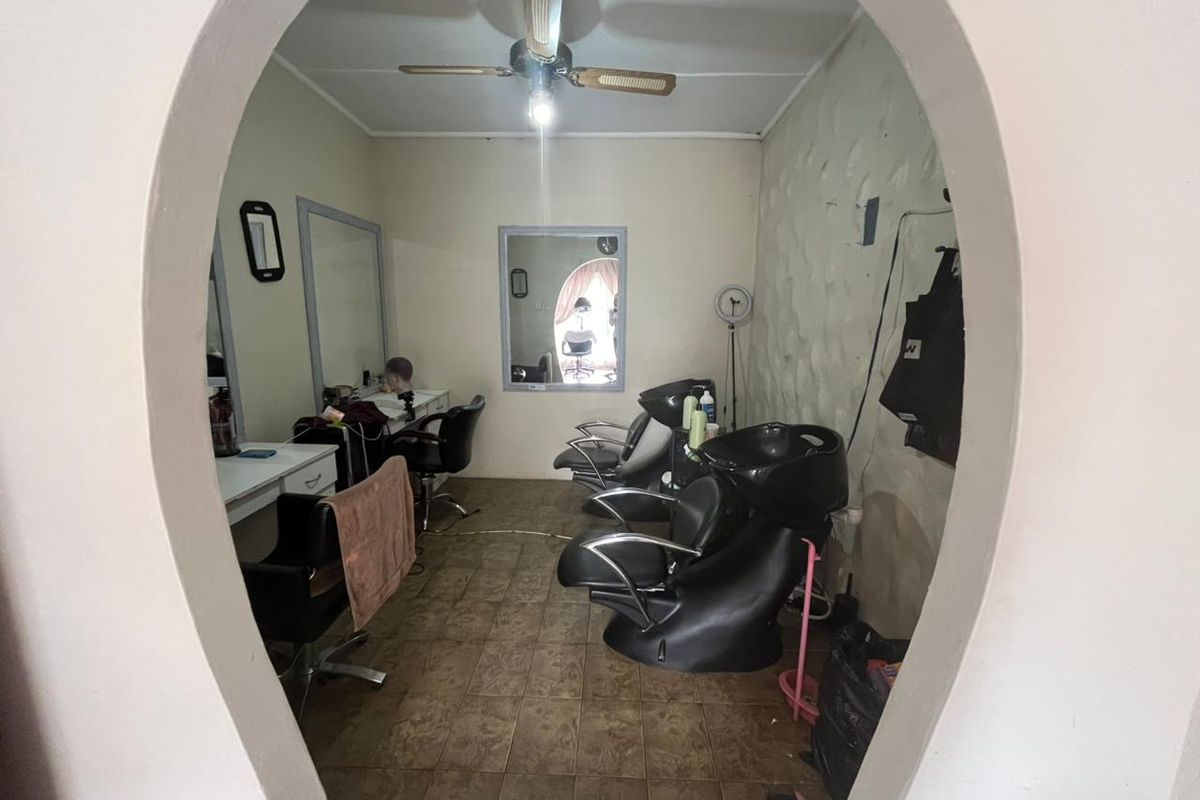 4 Bedroom Family Home with Pool & 4-Car Garage in Meyerville - Photo 5