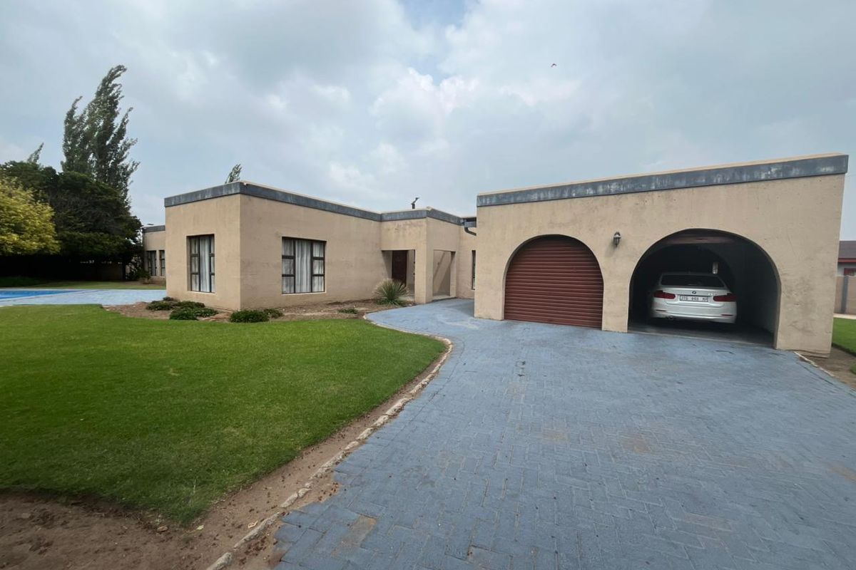 4 Bedroom Family Home with Pool & 4-Car Garage in Meyerville - Photo 2