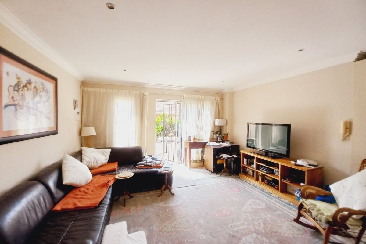 Spacious Townhouse Living in Illiondale with Garden - Photo 4