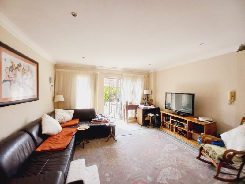 Spacious Townhouse Living in Illiondale with Garden - Photo 4