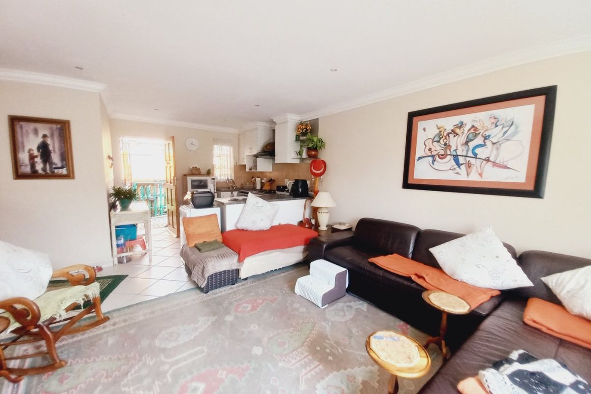 Spacious Townhouse Living in Illiondale with Garden - Photo 3