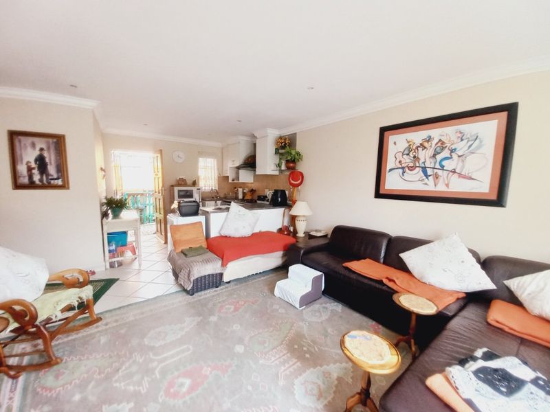 Spacious Townhouse Living in Illiondale with Garden - Photo 3