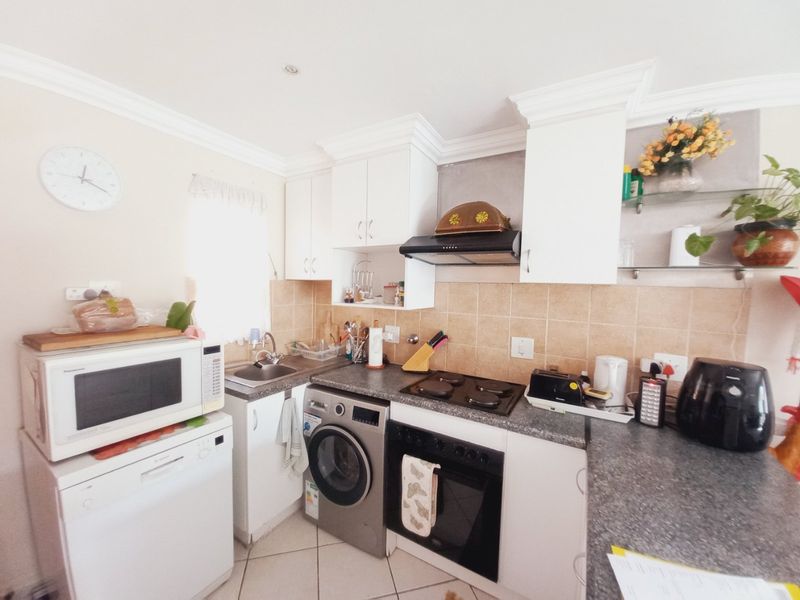 Spacious Townhouse Living in Illiondale with Garden - Photo 6