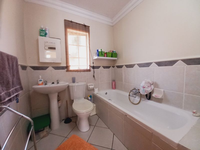 Spacious Townhouse Living in Illiondale with Garden - Photo 9