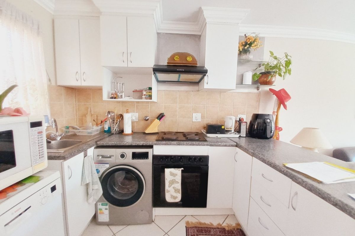 Spacious Townhouse Living in Illiondale with Garden - Photo 5