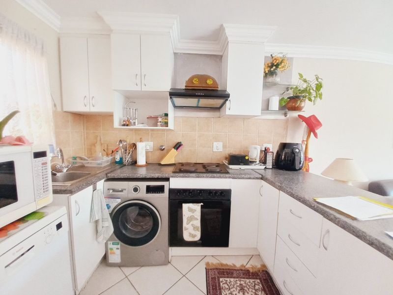 Spacious Townhouse Living in Illiondale with Garden - Photo 5