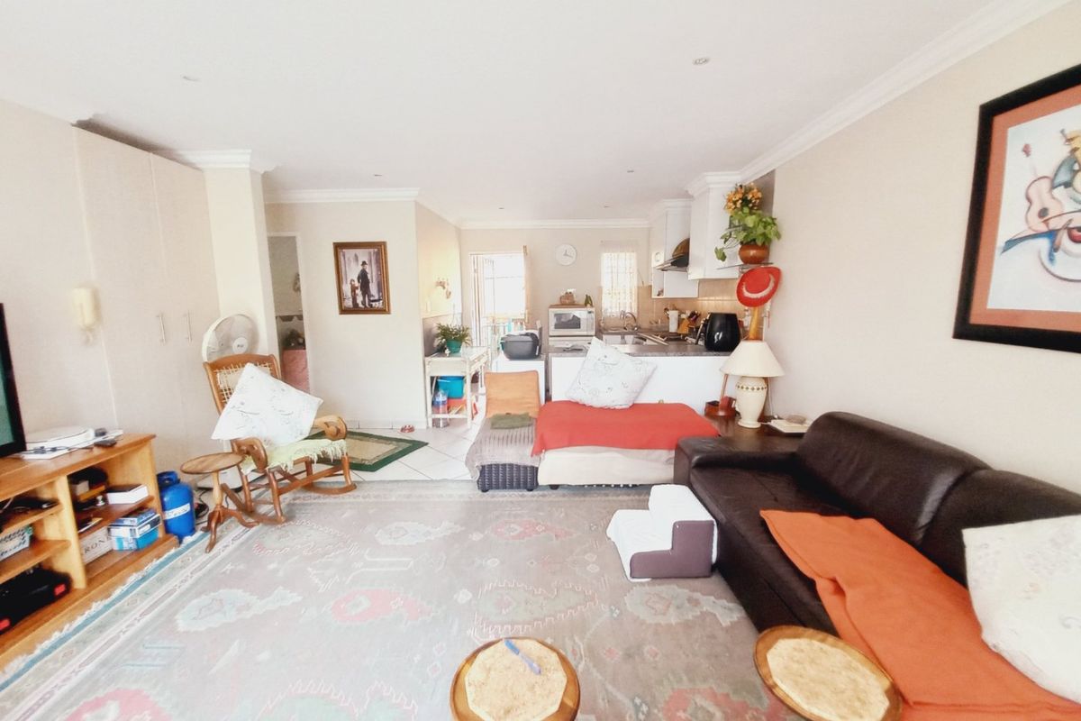 Spacious Townhouse Living in Illiondale with Garden - Photo 2