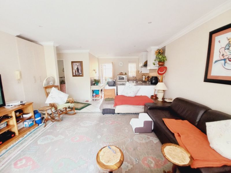 Spacious Townhouse Living in Illiondale with Garden - Photo 2