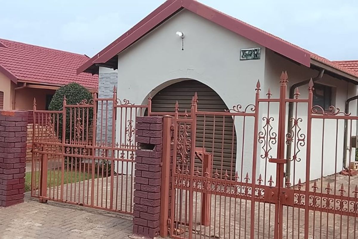 House for Rental in Hospital View, Kagiso - Photo 2