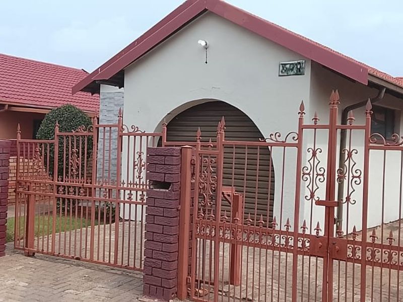 House for Rental in Hospital View, Kagiso - Photo 2