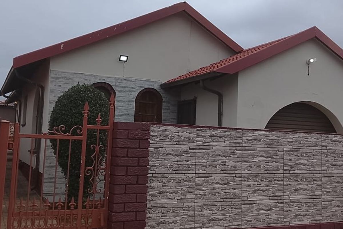 House for Rental in Hospital View, Kagiso - Photo 3