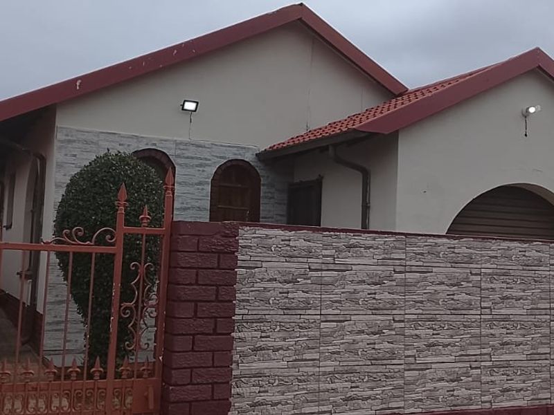 House for Rental in Hospital View, Kagiso - Photo 3