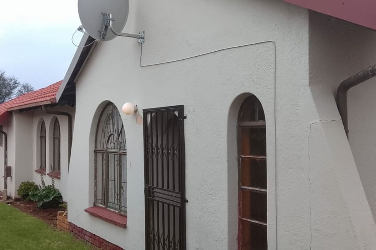 House for Rental in Hospital View, Kagiso - Photo 4