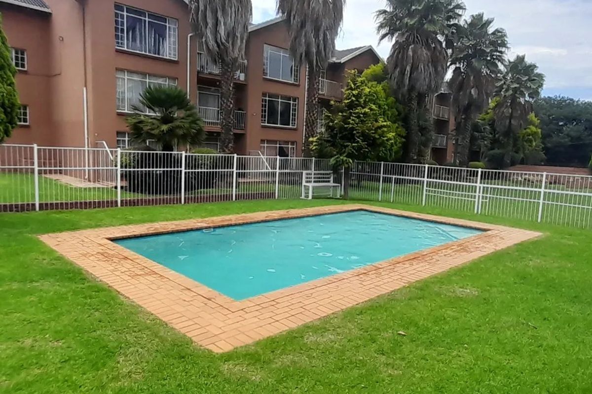 Spacious 2 Bed 1 Bath Apartment - Photo 2