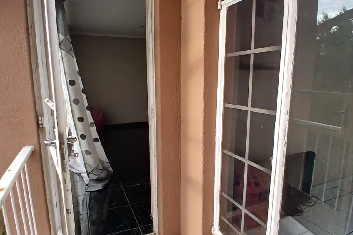 Spacious 2 Bed 1 Bath Apartment - Photo 5