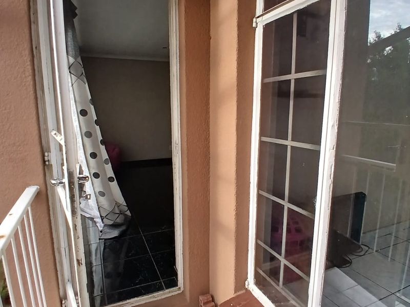 Spacious 2 Bed 1 Bath Apartment - Photo 5