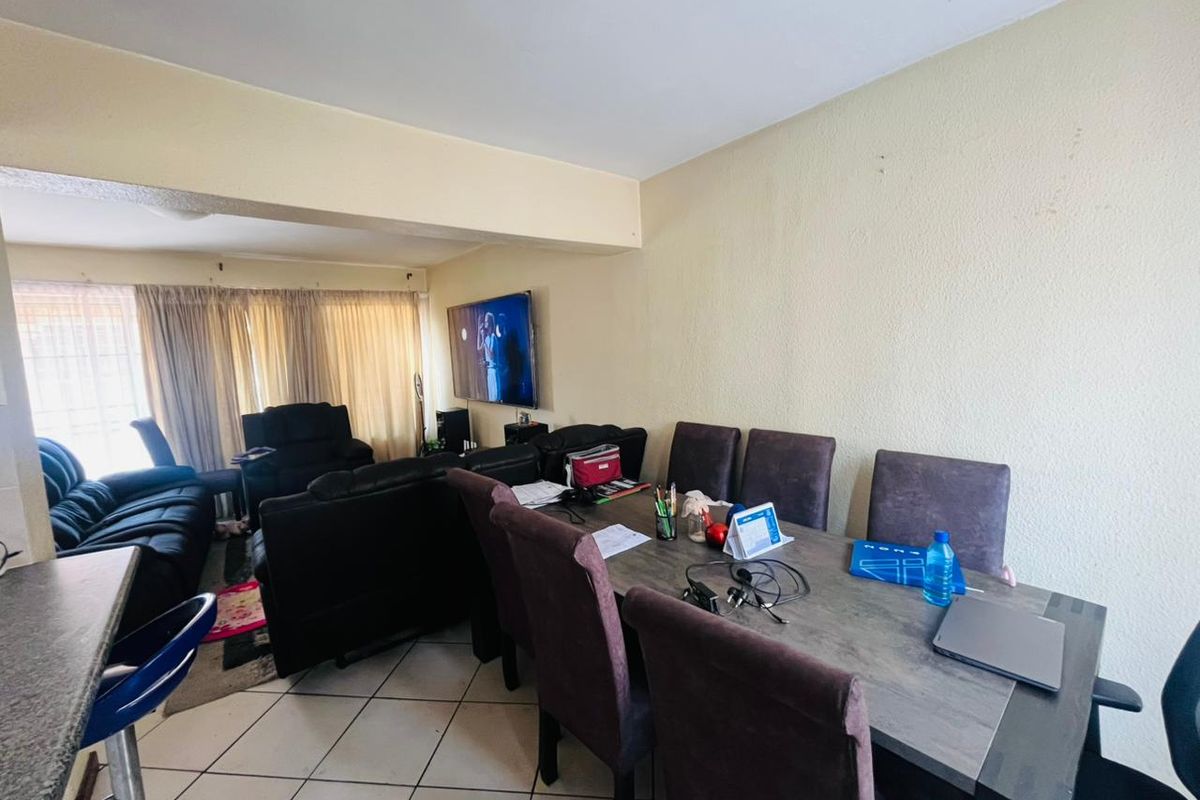 Modern Duplex Townhouse in a Secure, Family-Friendly Estate - Photo 5