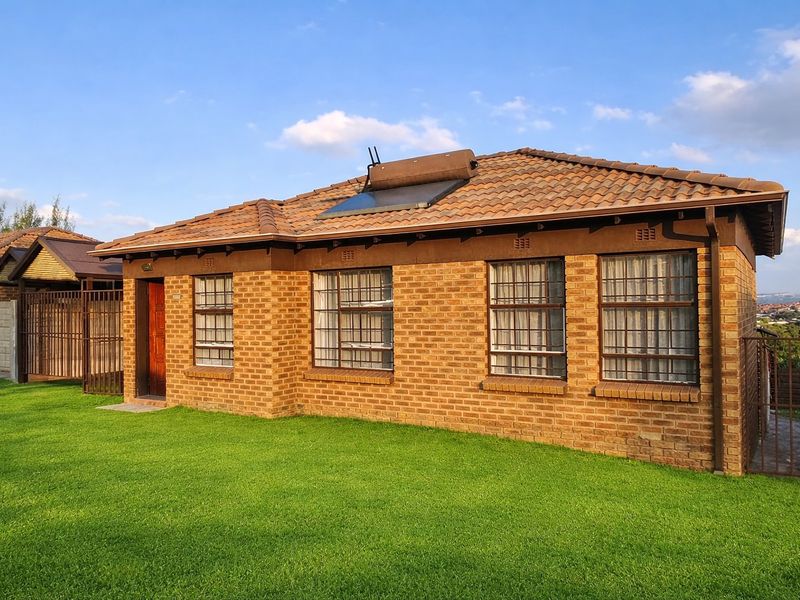 Modern 3-Bedroom Home for Sale in Thatchfield Hills - Photo 3